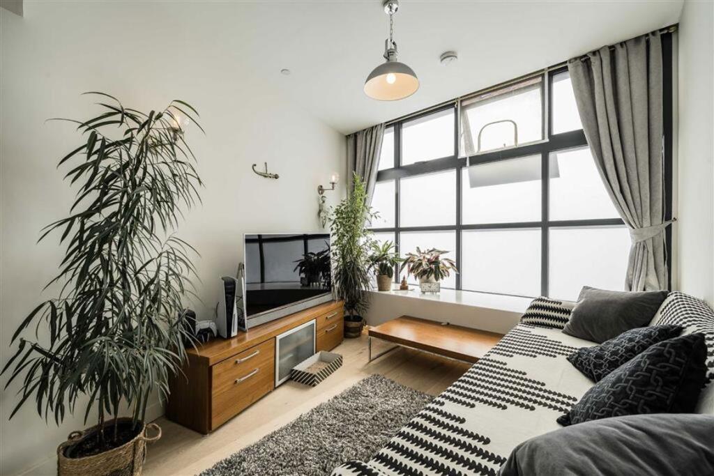 Main image of property: Hackney Road, Hoxton