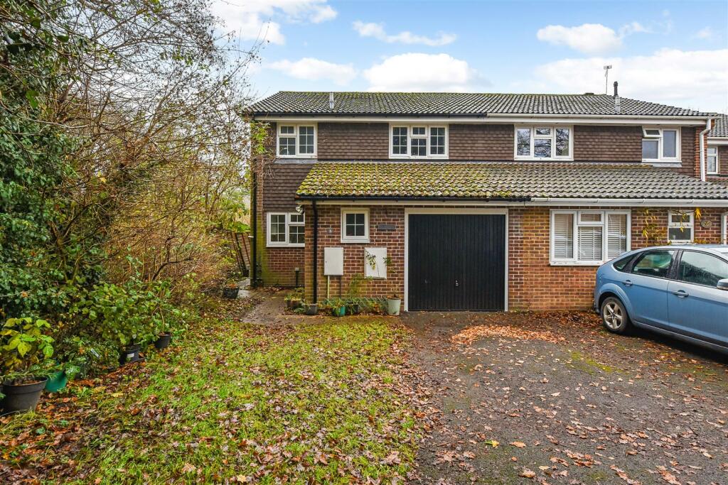 3 bedroom semidetached house for sale in Oak Close, Overton