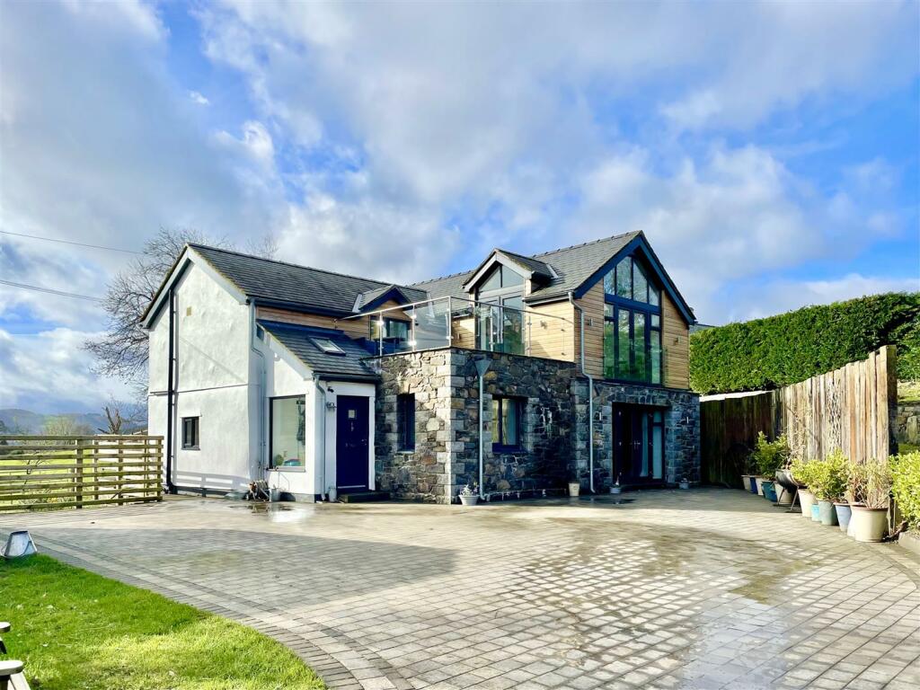 3 bedroom detached house for sale in Glan Conwy, Colwyn Bay, LL28