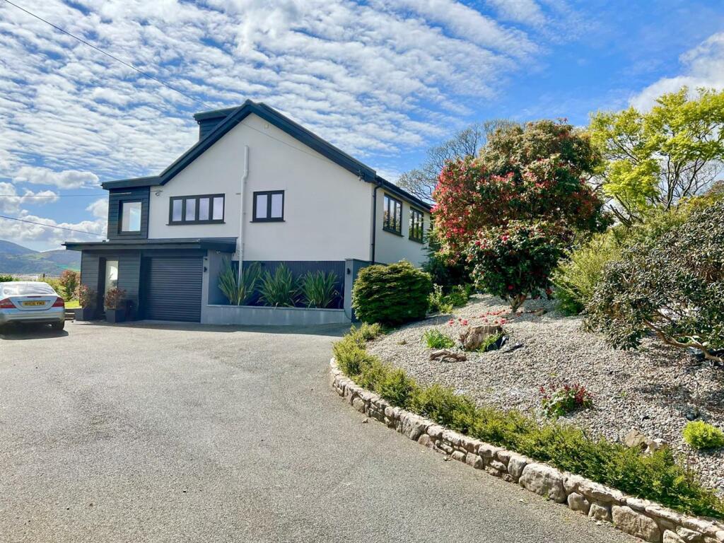 4 bedroom detached house for sale in Tyn Y Groes, LL32