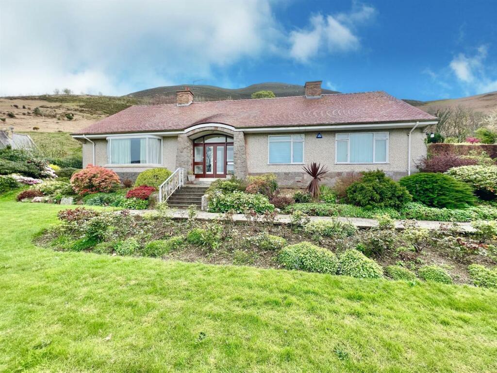 4 bedroom detached bungalow for sale in Conwy Old Road, Dwygyfylchi