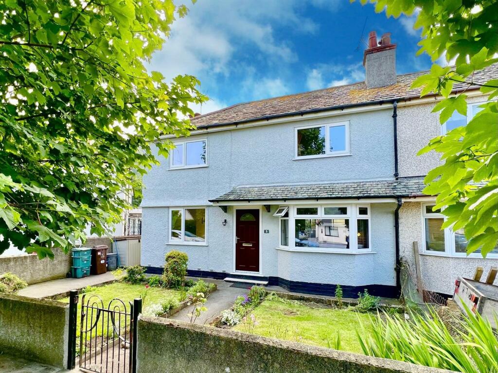 3 bedroom semidetached house for sale in Whinacres, Conwy, LL32