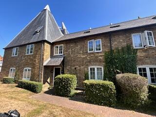 Main image of property: London Road, Teynham, SITTINGBOURNE
