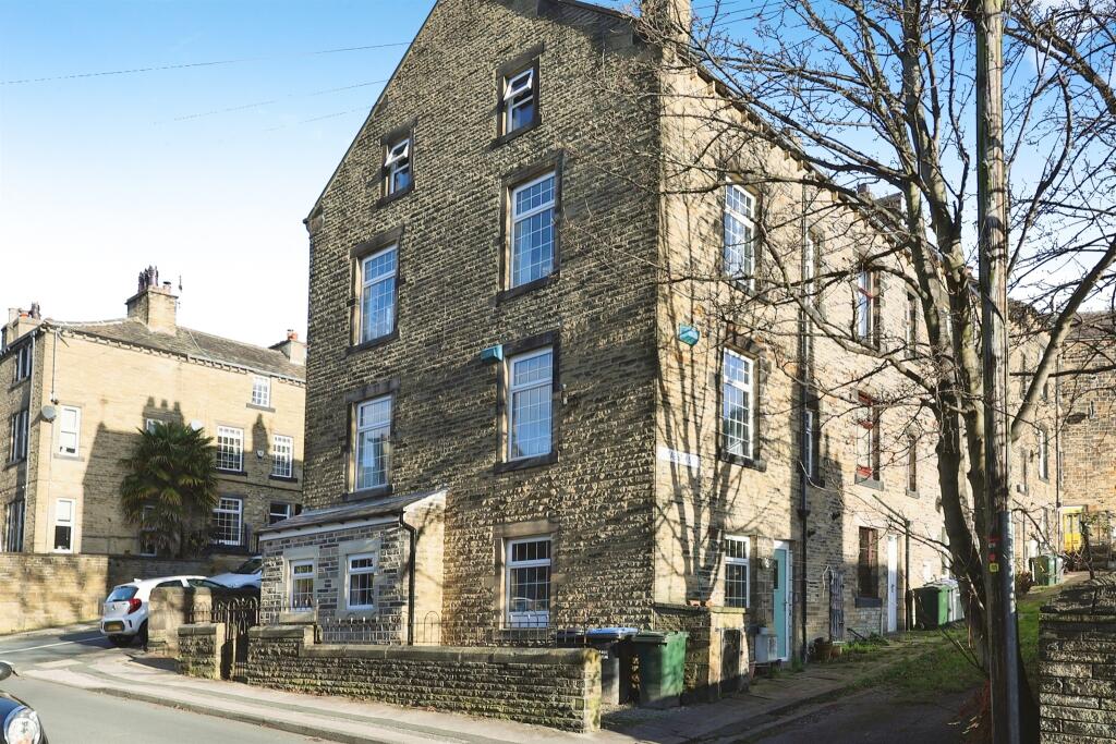 4 bedroom end of terrace house for sale in Cleveland Terrace, Bingley, BD16