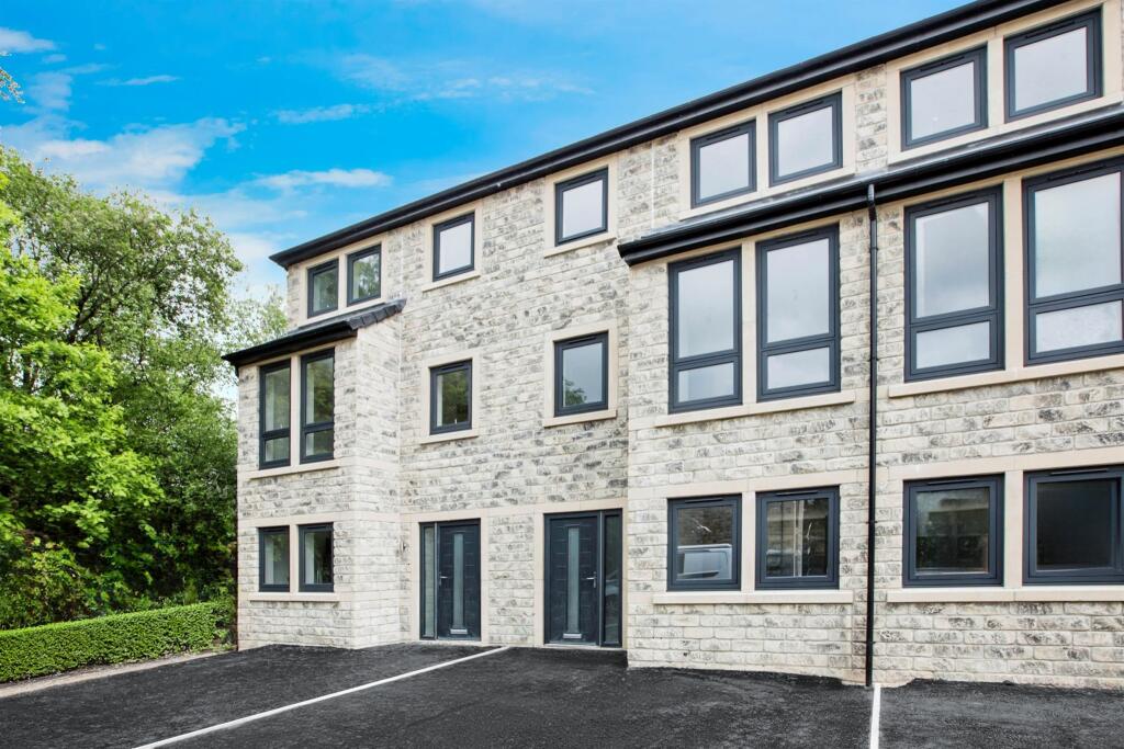 5 bedroom town house for sale in Manywells Brow, Cullingworth, Bradford
