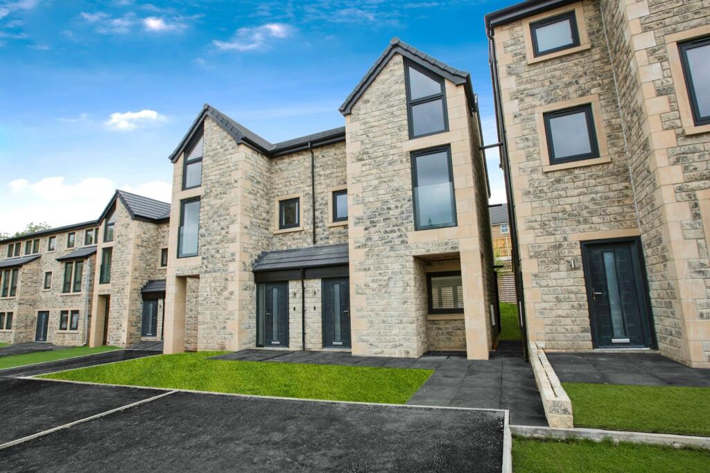 4 bedroom semidetached house for sale in Manywells Brow, Cullingworth