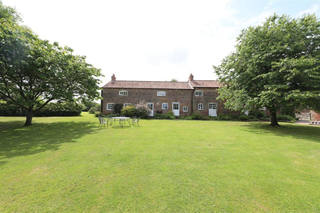 6 bedroom detached house for sale in Greens Lane, Burton Pidsea, Hull, HU12