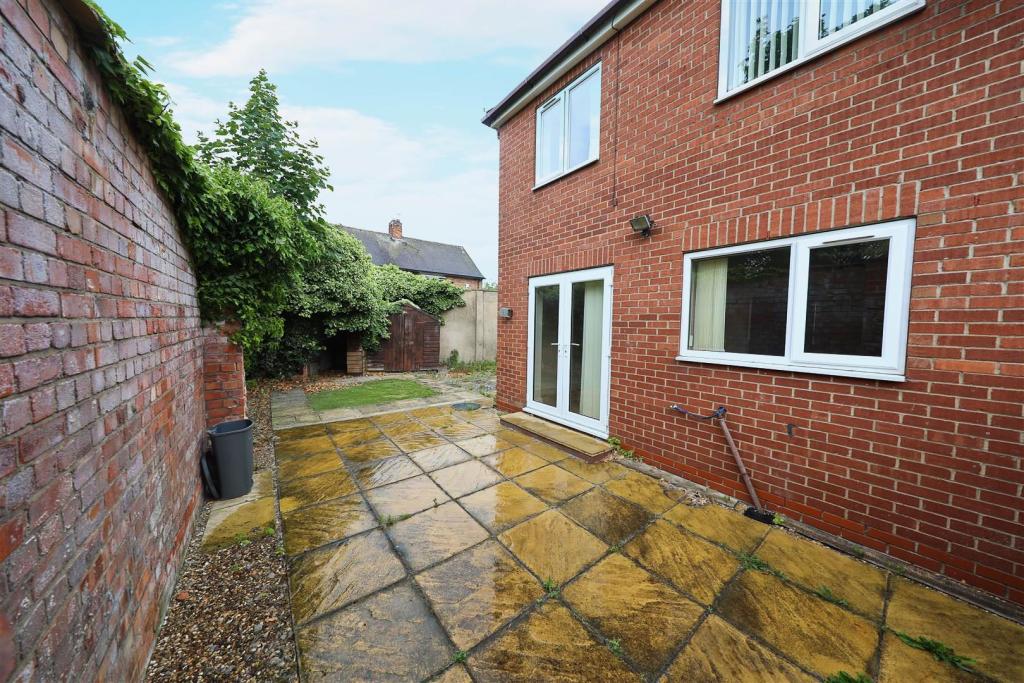 3 bedroom semidetached house for sale in Parthian Road, Hull, HU9