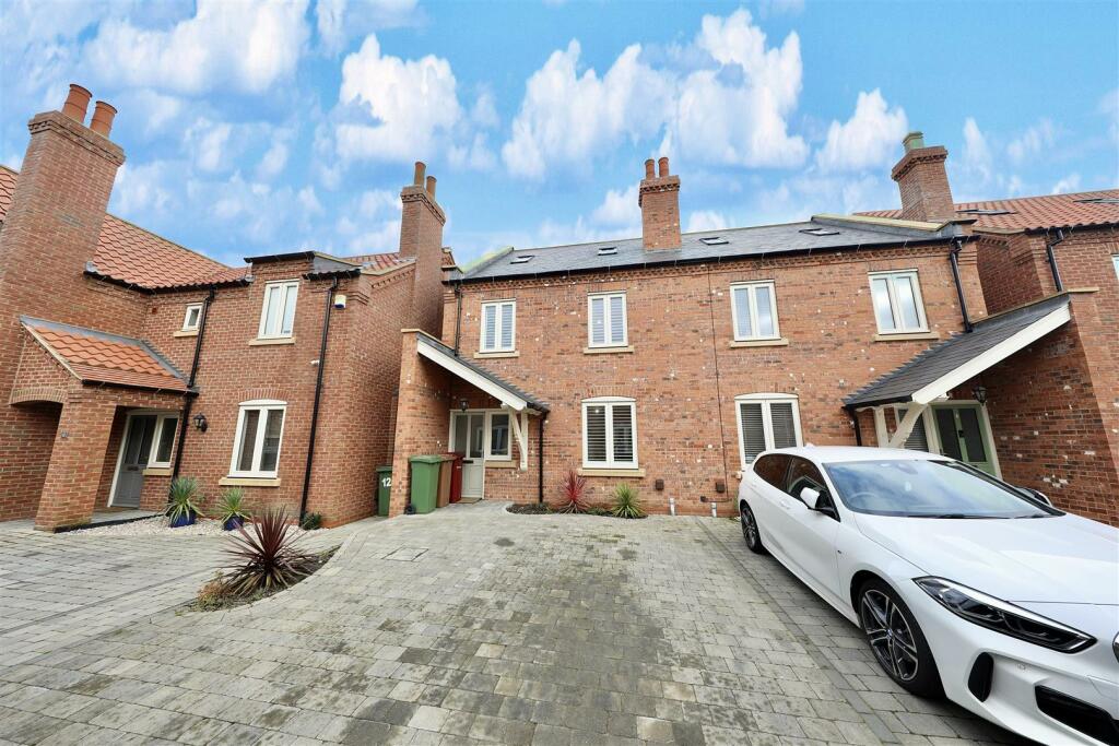 4 bedroom semidetached house for sale in Coachwell Gardens, Off Maltby