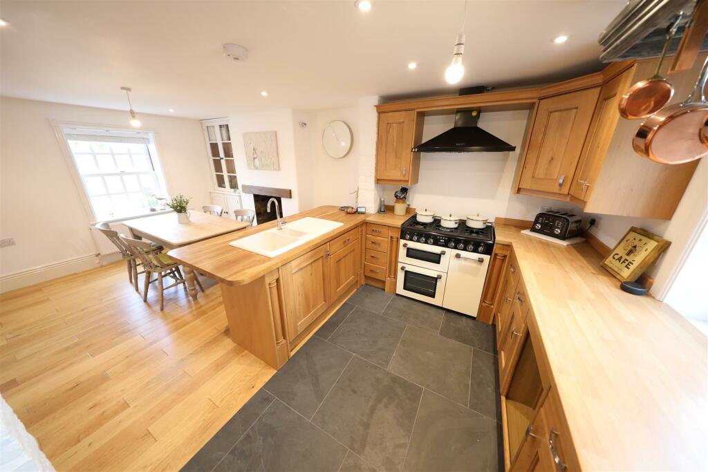 3 bedroom cottage for sale in Magdalen Gate, Hedon, Hull, HU12