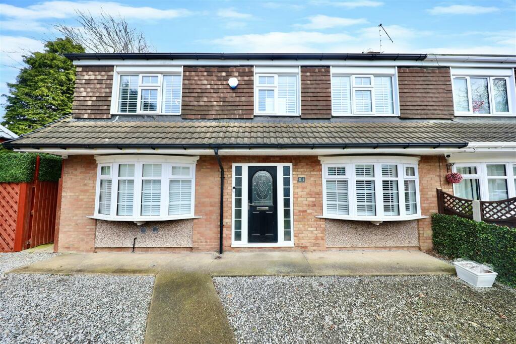 4 bedroom semi-detached house for sale in Highfield Close, Sutton-On-Hull, Hull, HU7