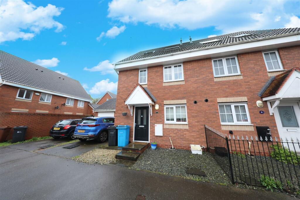 3 bedroom semi-detached house for sale in Acasta Way, Hull, HU9