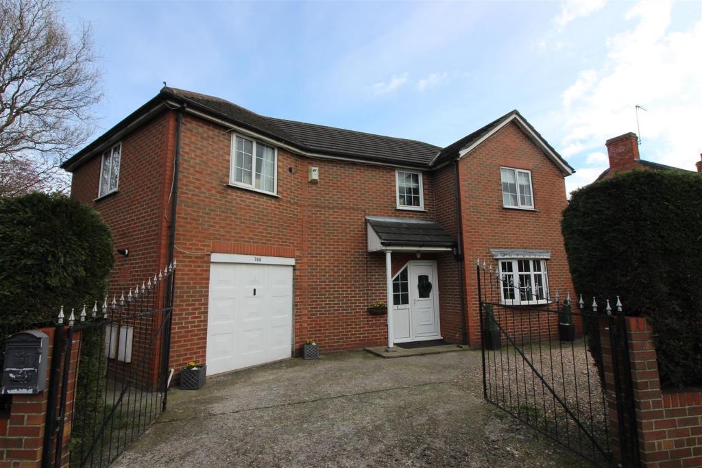 3 bedroom detached house for sale in Beverley Road, Hull, HU6