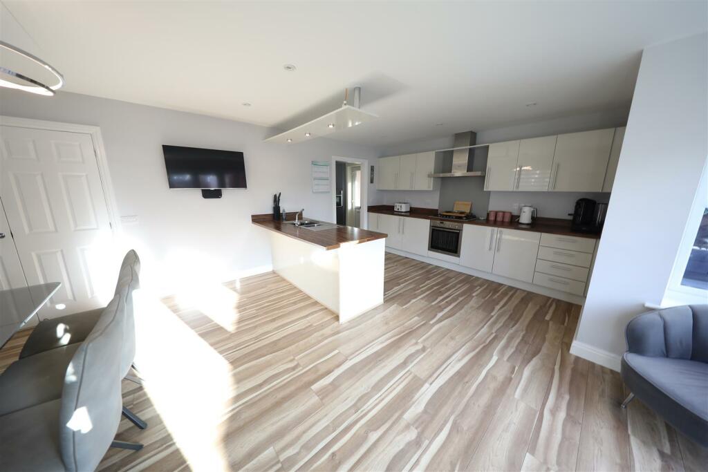 4 bedroom detached house for sale in New Forest Way, Kingswood, Hull, HU7