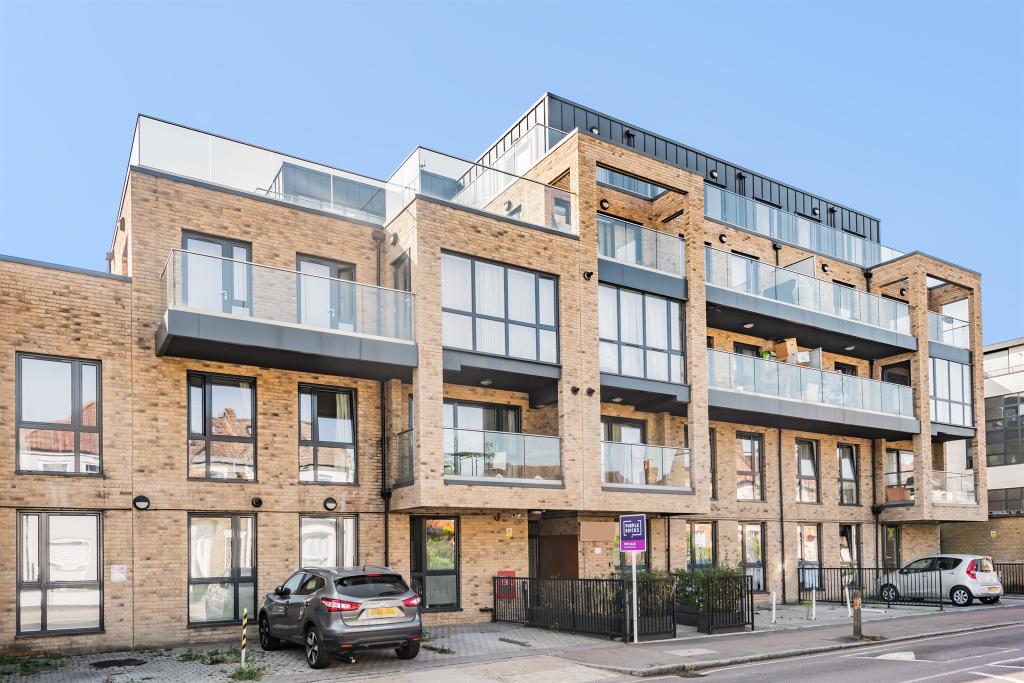 2 bedroom flat for sale in Trundleys Road, London, SE8