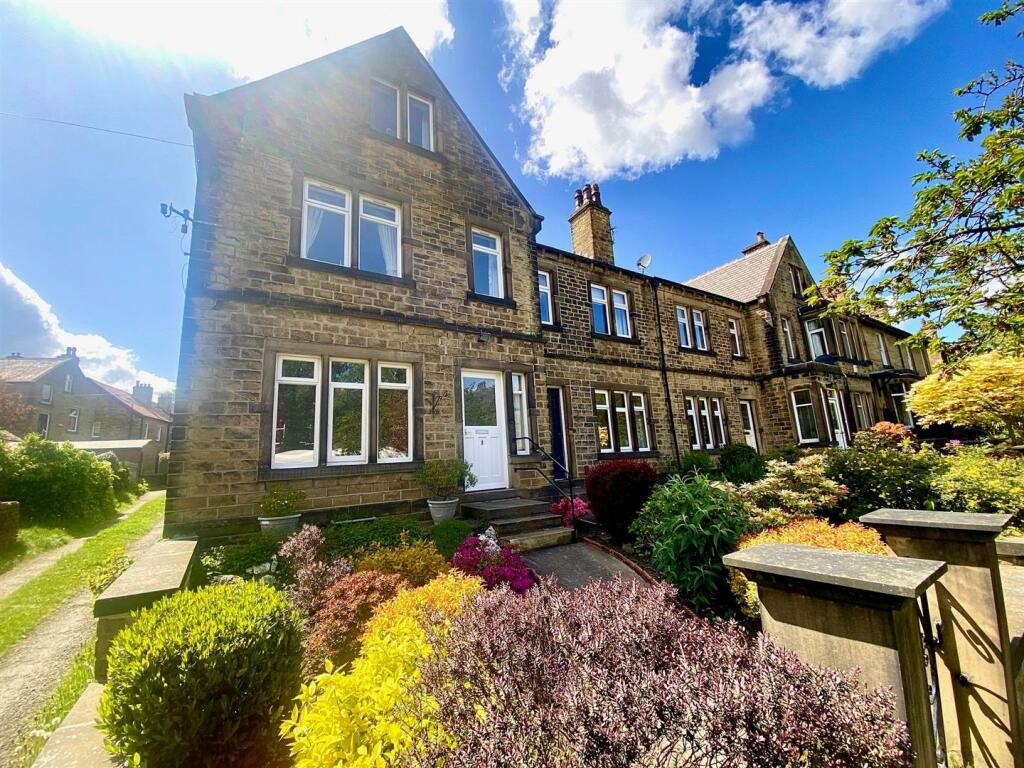4 bedroom end of terrace house for sale in Elmfield Road, Birkby