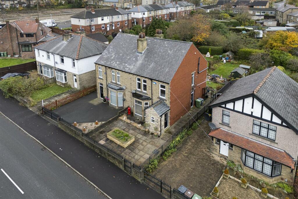 4 bedroom semi-detached house for sale in Newsome Road, Huddersfield, HD4