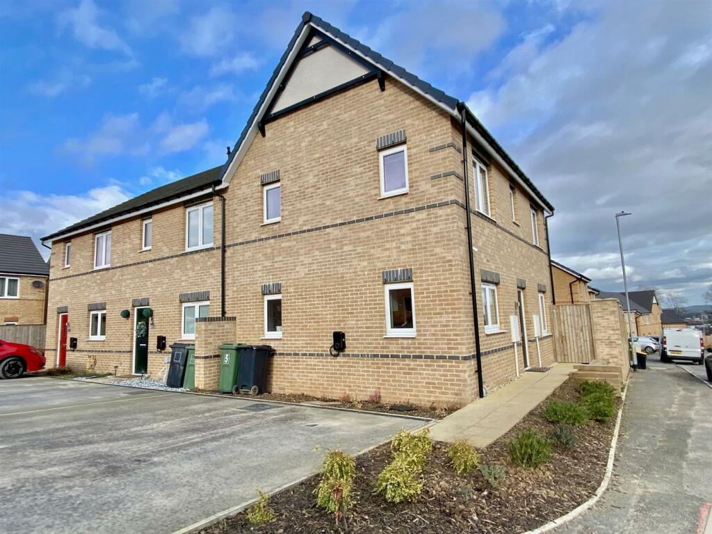 3 bedroom end of terrace house for sale in Redwing Close, Crosland Moor