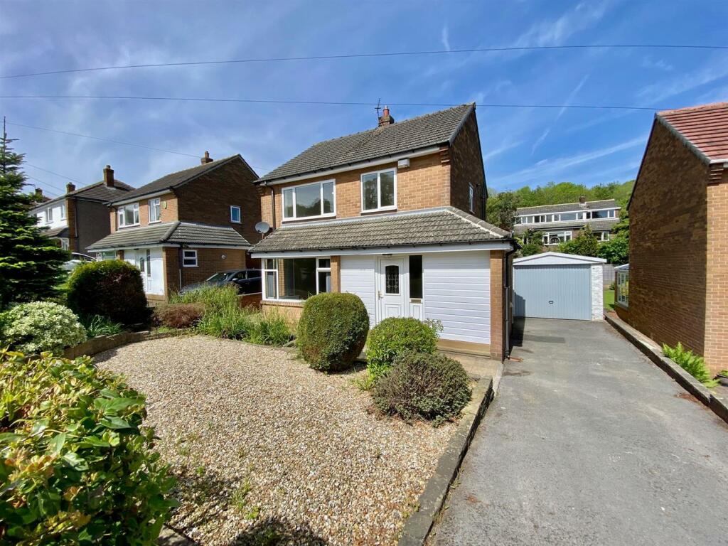 3 bedroom detached house for sale in Southfield Road, Almondbury