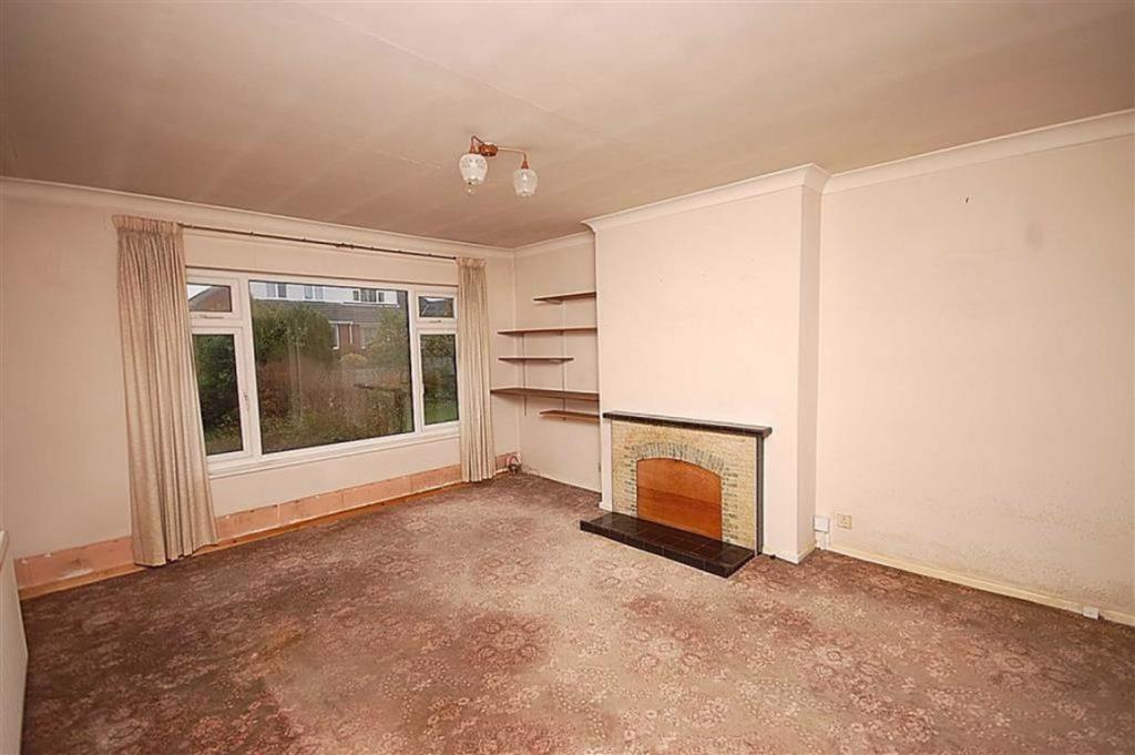 3 bedroom semidetached bungalow for sale in Moorlands Crescent, Mount