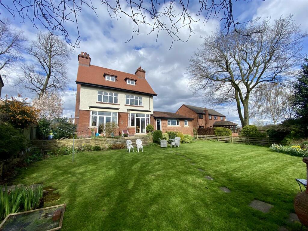 5 bedroom detached house for sale in St Marys Walk. Mirfield, WF14