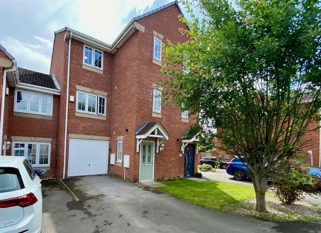 4 bedroom town house for sale in Spring Place Court, Mirfield, WF14