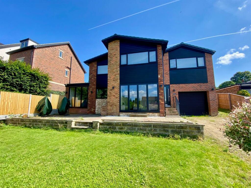 5 bedroom detached house for sale in Dunbottle Close, Mirfield, WF14
