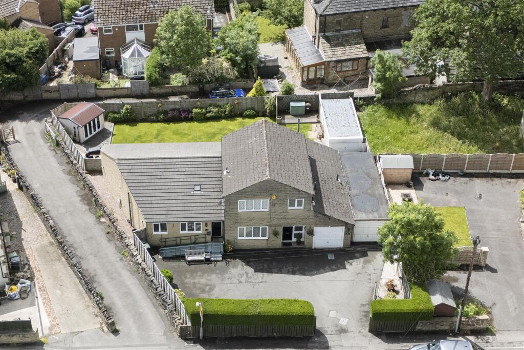 Main image of property: Lee Green, Mirfield