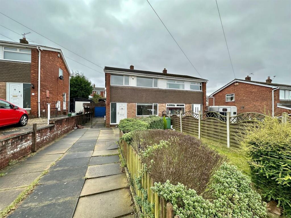 3 bedroom semi-detached house for sale in Southcroft Gate, Birkenshaw, BD11