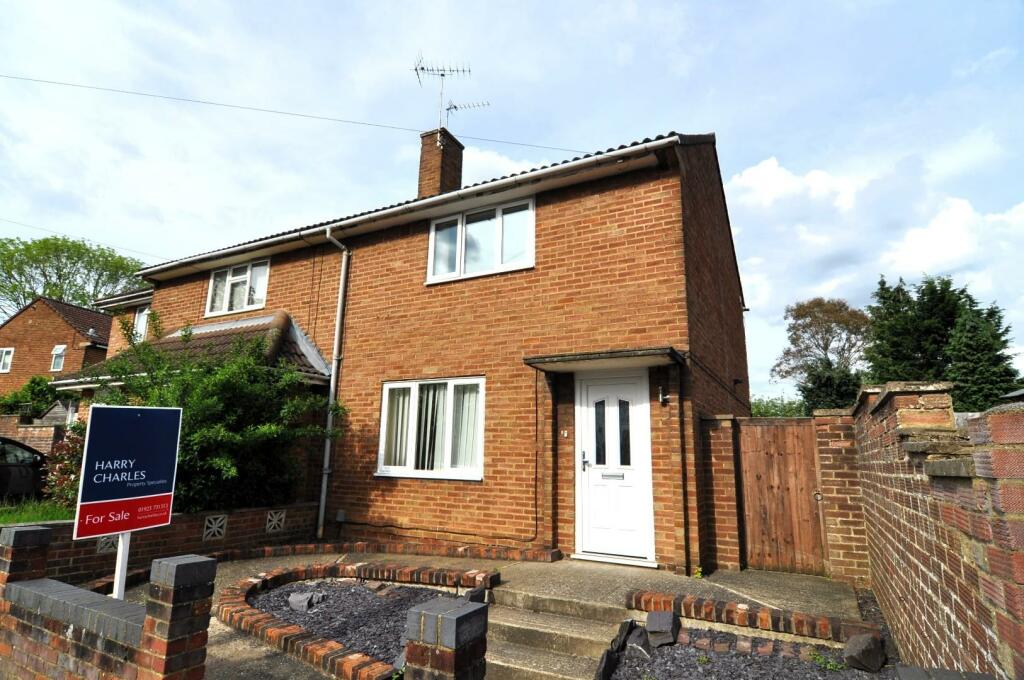 2 bedroom semidetached house for sale in Woodfarm Road, Hemel