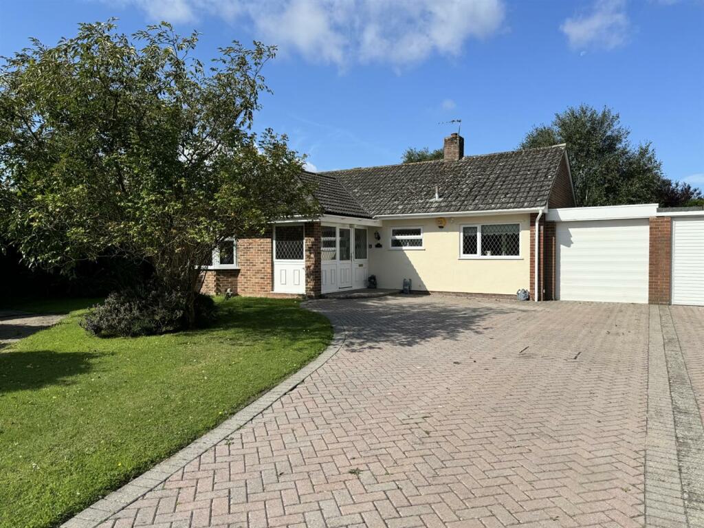2 bedroom detached bungalow for sale in Rectory Lawn, BurnhamOnSea, TA8