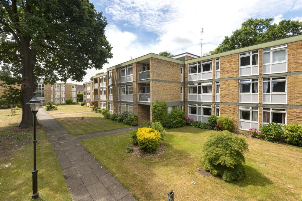 2 bedroom flat for rent in Laleham Court, Chobham Road, Woking, GU21