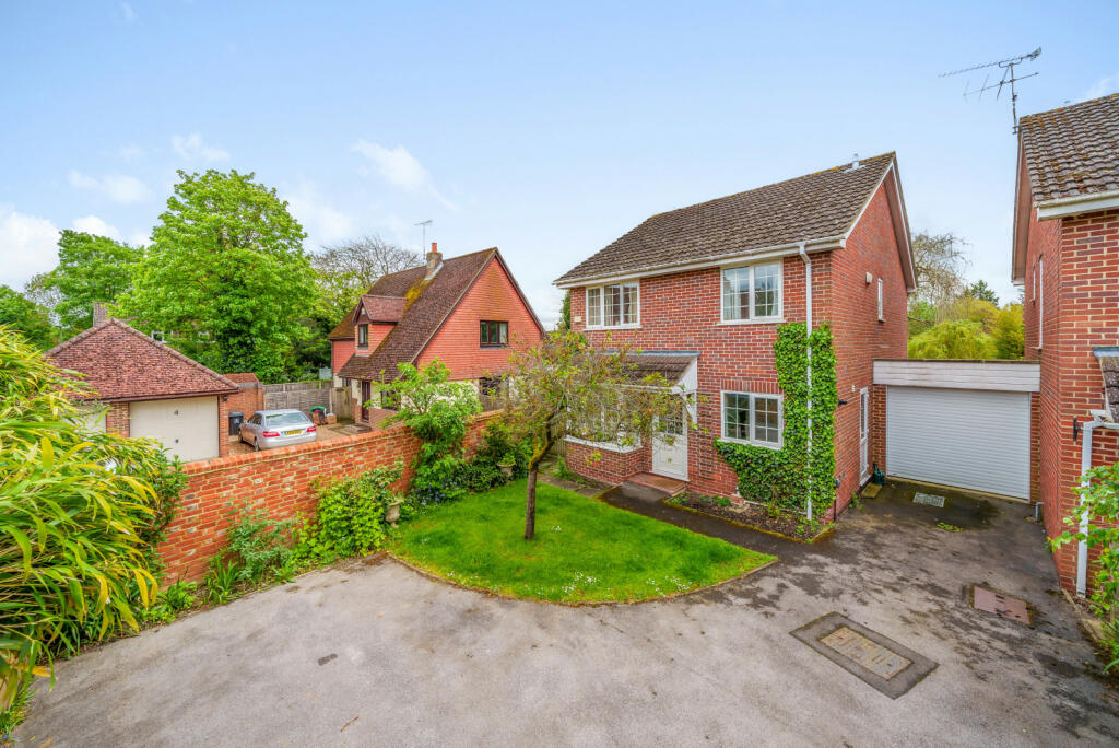4 bedroom detached house for sale in Riverside Gardens, Old Woking