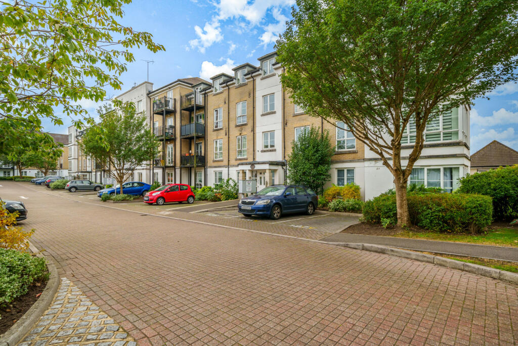 2 bedroom flat for sale in Tudor Way, Knaphill, Woking, GU21