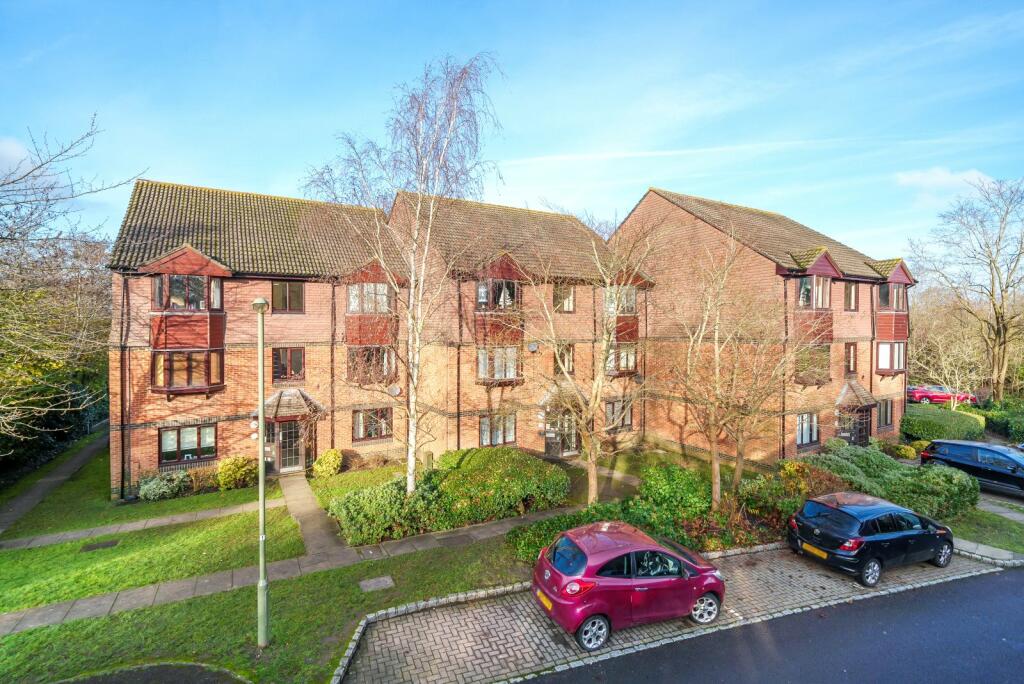 2 bedroom flat for sale in Foxhills, Woking, GU21