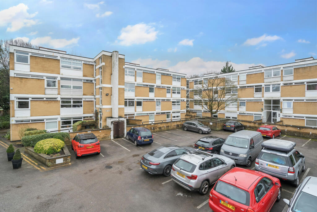 3 bedroom flat for sale in Park View Court, Woking, GU22