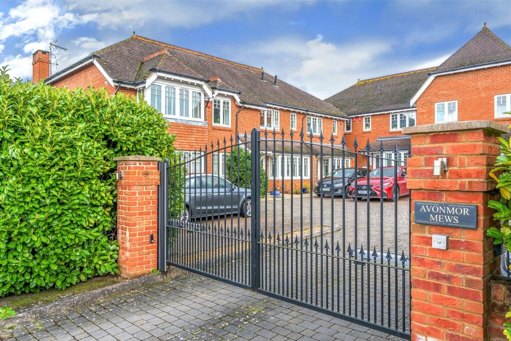 3 bedroom flat for sale in Portsmouth Road, Ripley, GU23