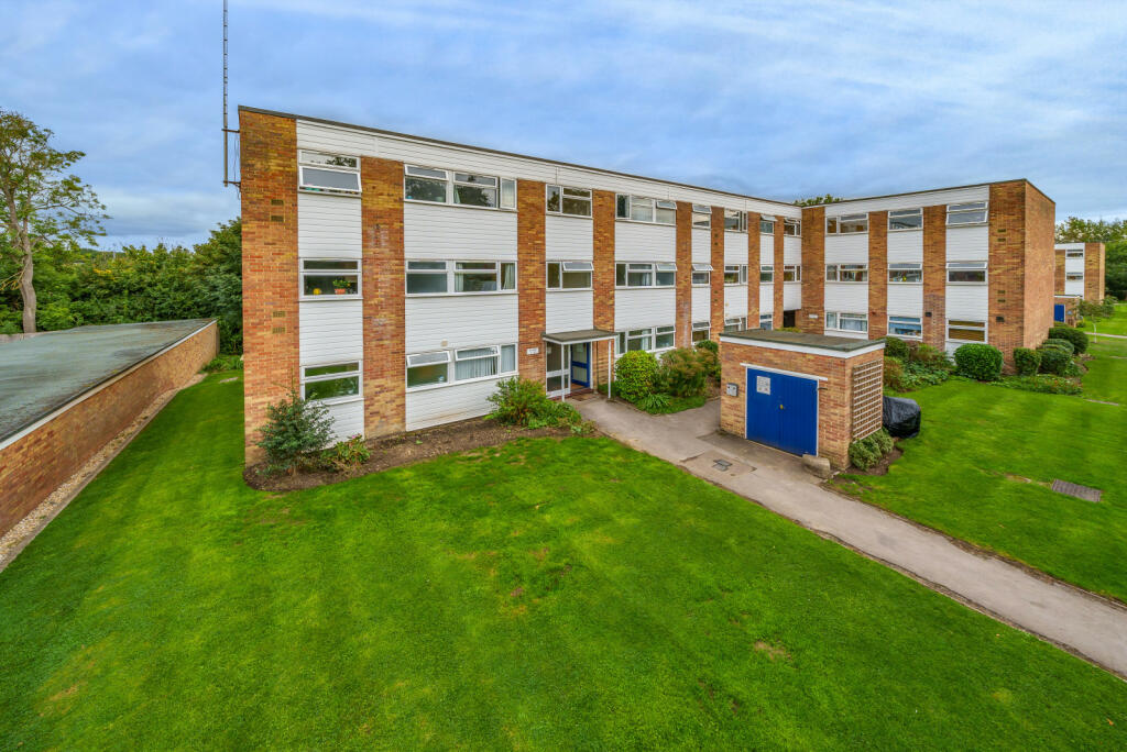 2 bedroom apartment for sale in Davos Close, Woking, GU22