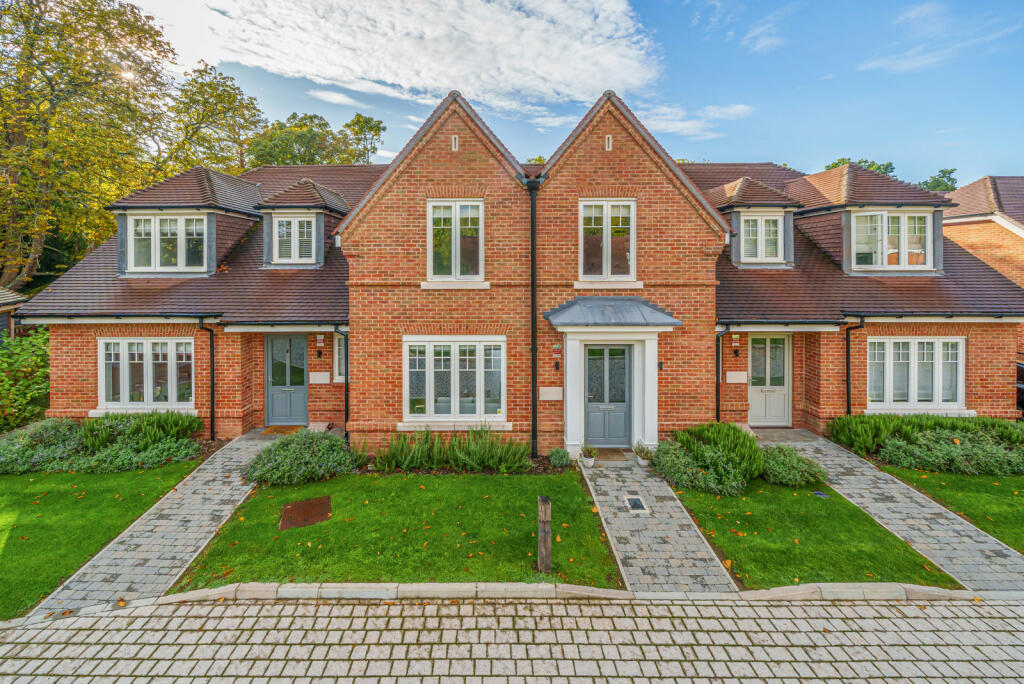 3 bedroom terraced house for sale in Flexlands Place, Chobham, Woking, GU24