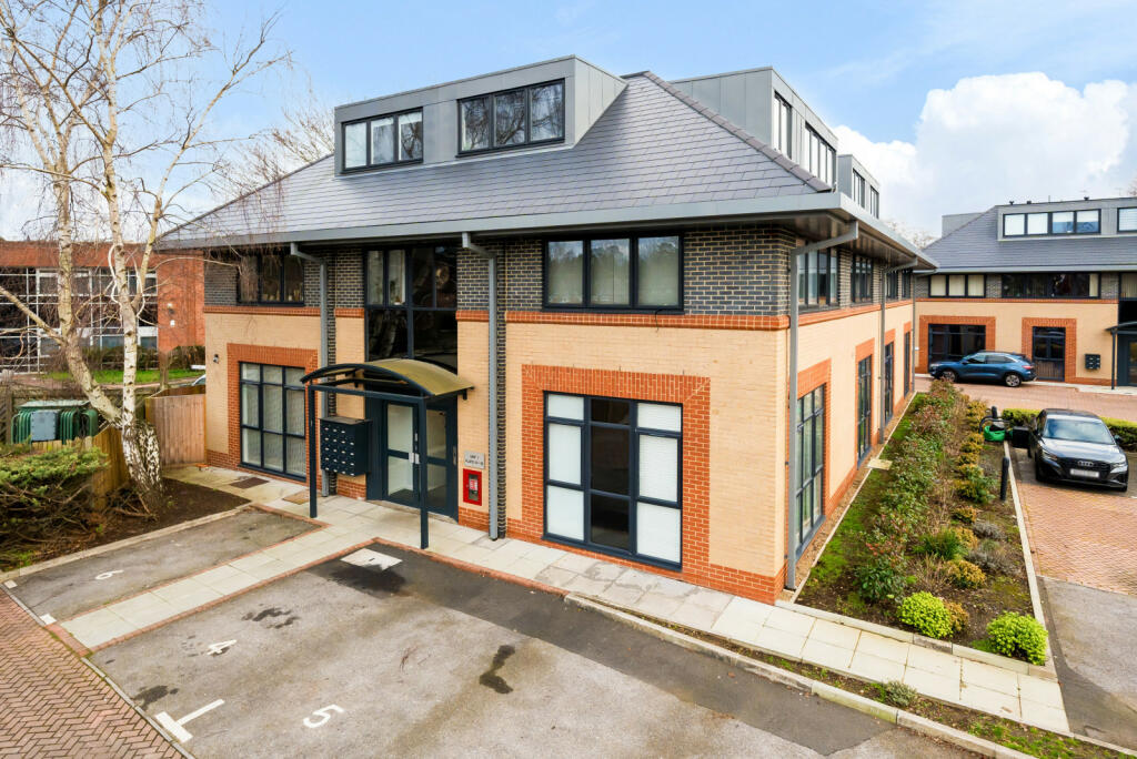 Studio flat for sale in River Court, Woking, GU21