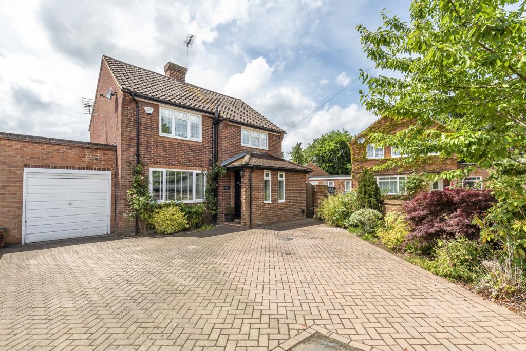 3 bedroom detached house for sale in Sefton Close, West End, Woking, GU24