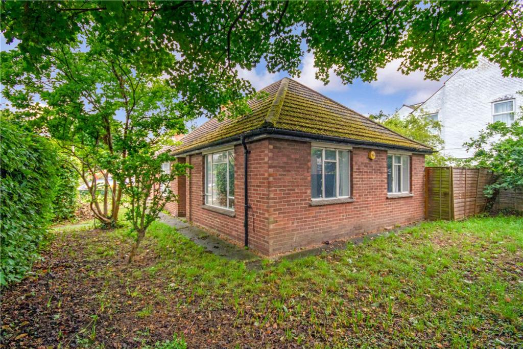 2 bedroom bungalow for sale in Bermuda Road, Cambridge, CB4