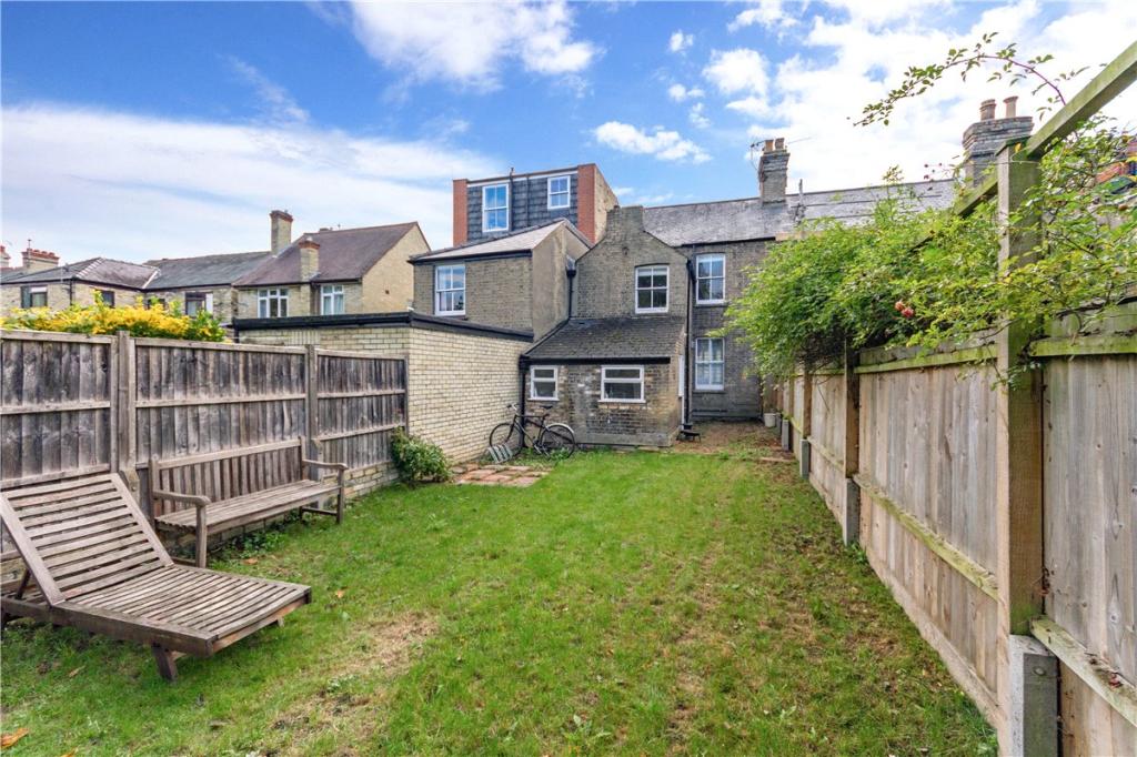 3 bedroom terraced house for sale in Halifax Road, Cambridge, CB4