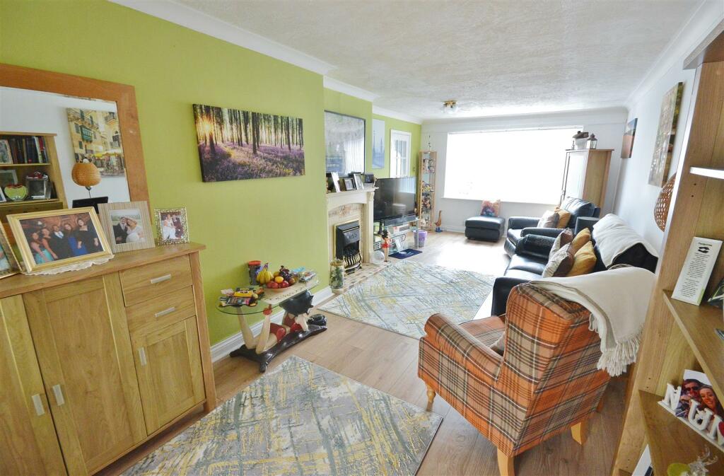 3 bedroom semidetached house for sale in Sandown Close, Great Clacton