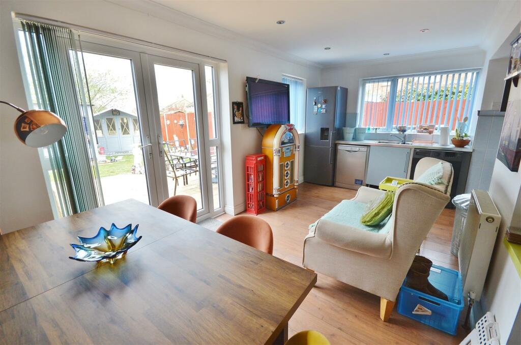 3 bedroom semidetached house for sale in Sandown Close, Great Clacton