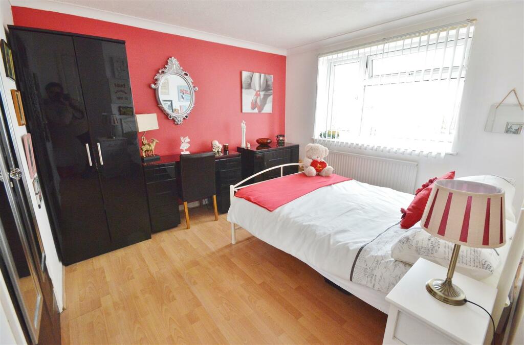 3 bedroom semidetached house for sale in Sandown Close, Great Clacton