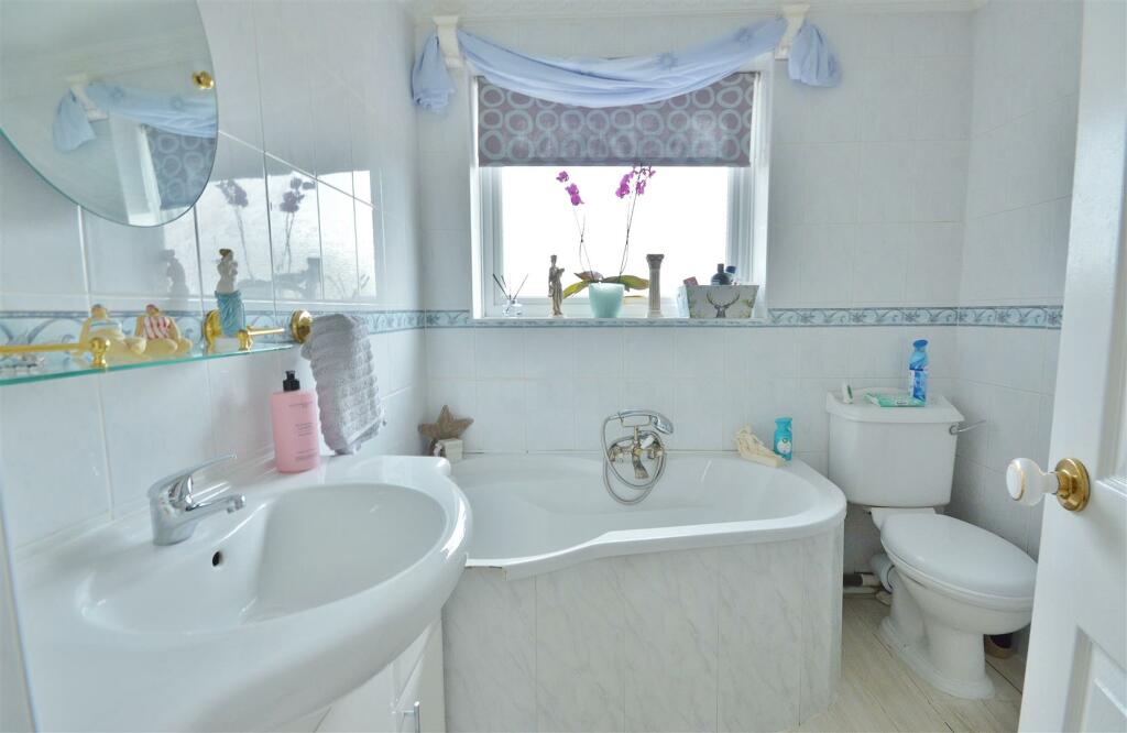 3 bedroom semidetached house for sale in Sandown Close, Great Clacton