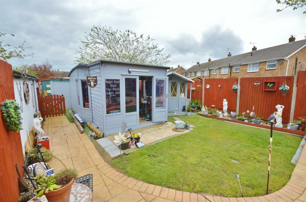 3 bedroom semidetached house for sale in Sandown Close, Great Clacton