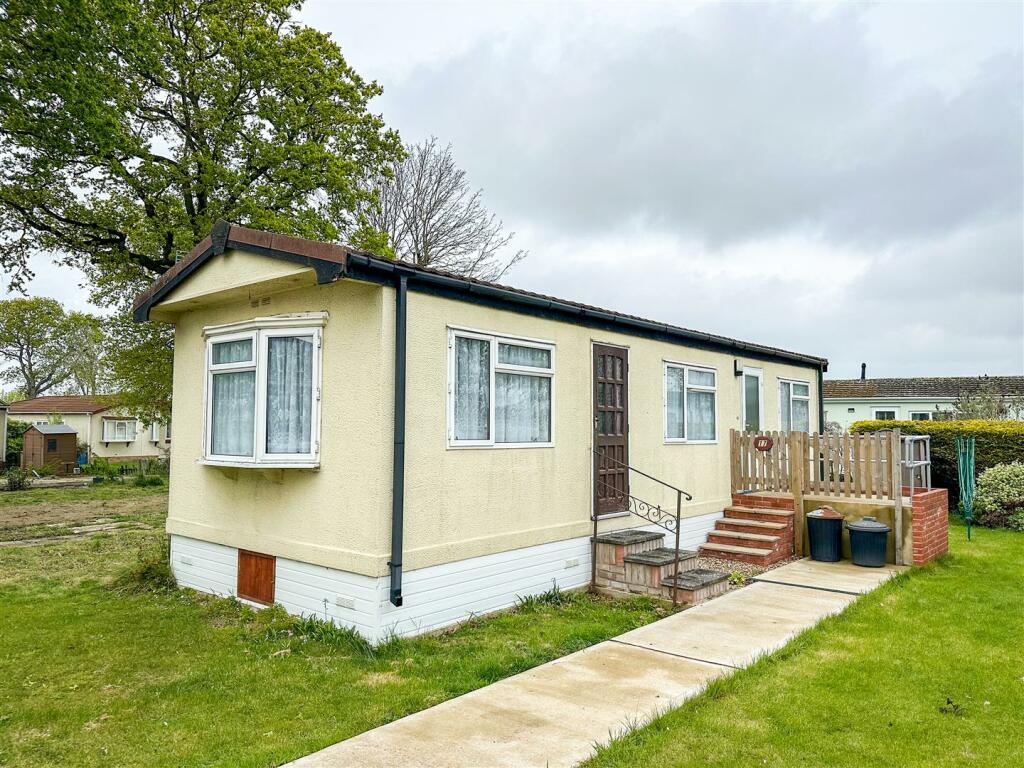 1 bedroom park home for sale in The Spinney, Sacketts Grove, Jaywick