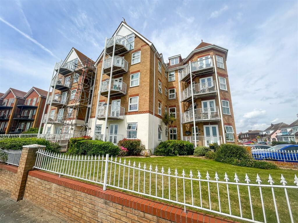 2 bedroom flat for sale in The Anchorage, Marine Parade West, Clacton